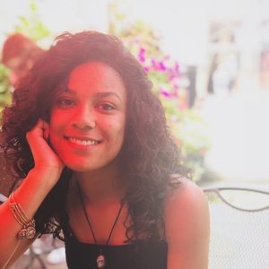 Meet your Posher, Larissa